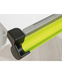 SCRIVANIA INCLINABILE CON COLORI INTERCAMBIABILI, CONTENITORE E GAMBE IN METALLO.